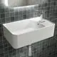 Waschtisch mit integrierter Ideal Standard Armatur und geradem, quadratischem Becken, montiert an schwarzer Fliesenwand in einem modernen Badezimmer.